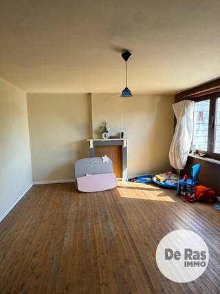 LEDE - Renovatiewoning met tuin in centrum<br />EERSTE BEZOEKDAG ZONDAG 23/08 VAN 10U TOT 12U (enkel op afspraak!)<br /><br />De woning is uitstekend gelegen op wandelafstand van de Markt, het station, winkels, scholen en openbaar vervoer. Dankzij deze centrale ligging geniet u dagelijks van alle voorzieningen binnen handbereik, terwijl u toch beschikt over een aangename private tuin.<br /><br />Op het gelijkvloers vindt u een inkomhal, een gezellige zitplaats, een eetkamer, een keuken en een badkamer. Op de eerste verdieping bevinden zich twee volwaardige slaapkamers.<br /><br />Via een vaste trap bereikt u de ruime zolderverdieping, die eenvoudig kan worden ingericht als een bijkomende slaapkamer, hobbyruimte of master suite.<br /><br />Een absolute meerwaarde is de aangename tuin, een zeldzame troef voor een woning in het centrum van Lede. Hier kunt u in alle rust genieten van het buitenleven, terwijl alle faciliteiten zich op wandelafstand bevinden.<br /><br />Deze woning vormt de ideale basis voor wie op zoek is naar een ruim renovatieproject met tal van mogelijkheden, een uitstekende ligging en een mooi toekomstig waardepotentieel.<br /><br />Bent u een handige renovator, investeerder of een gezin dat zijn droomwoning wil creëren? Dan is deze eigendom beslist een bezoek waard. Contacteer ons vandaag nog voor meer informatie of een bezichtiging.<br /><br />Neem gerust contact met ons op voor meer informatie of plan vandaag nog uw bezoek via 053/60.65.60. Wij leiden u graag rond.