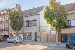 <p>Voor meer info van deze woning of een gratis waardebepaling van je eigen woning: 016 199 340 of jordi.broes@homixx.be.<br />Voor de volledige tekst: www.homixx.be<br /><br />Aan de Mechelsesteenweg 314 in Vilvoorde vindt u deze charmante halfopen bebouwing. <br />Met een bewoonbare oppervlakte van 176 m² en een perceel van 460 m² is dit een ideale gezinswoning met karakter, ruimte en mogelijkheden.<br /><br />Bij binnenkomst leidt de ruime inkomhal u naar de lichte woonkamer, die is uitgerust met een pelletkachel, perfect voor extra gezelligheid en warmte. <br />De keuken is volledig uitgerust met verschillende toestellen. <br />Verder beschikt het gelijkvloers over een badkamer met douche en wastafel, berging/wasplaats, en een apart toilet.<br />De droge kelder heeft een waterverzachter en boiler.<br /><br />Via een nieuwe trap van 2020 komen we op de eerste verdieping terecht waar we 2 grote slaapkamers (1 is nu een dressing) terugvinden. <br />De zolderverdieping biedt nog eens twee kamers en een kleine speelkamer.<br /><br />De woning beschikt over een tuin met terras en pergola, een heerlijk plekje om buiten te ontspannen. <br />Voor uw wagen en stockage is er een zeer ruime garage (2 à 3 wagens) en bovendien nog drie extra parkeerplaatsen achter de poort rechts naast de woning.<br /><br />Technisch is de woning de voorbije jaren grondig aangepakt: het dak werd vernieuwd en geïsoleerd in 2020, de centrale verwarming draait op een condensatieketel op aardgas en in 2022 werden 18 zonnepanelen geplaatst. <br />De PVC ramen zijn volledig voorzien van dubbel glas en er zijn rolluiken aanwezig. <br />Verder beschikt de woning ook over een regenwaterput van 3.000 liter. <br />De woning scoort een gunstig EPC-label C en is volledig asbestvrij.<br />Er is eventueel ook de mogelijkheid voor de exploitatie van een werkplaats voor het onderhouden van autovoertuigen.<br /><br />Dankzij de ligging geniet u van uitstekende verbindingen richting Brussel, Mechelen en de ring. <br />Het huis vormt een prachtige kans om uw eigen woonst verder op maat te creëren in een ruim en karaktervol pand.</p>