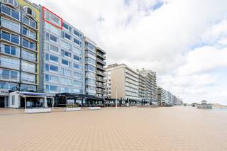 Prachtig doorloop appartement met twee slaapkamers te koop in de residentie Rembrandt gelegen te Nieuwpoort, Zeedijk 22. Dit uniek appartement werd volledig gerenoveerd en bevindt zich op de achtste verdieping met een prachtig frontaal zeezicht. Dit appartement heeft een absolute topligging! Uiterst centraal gelegen vlakbij alle winkels, horeca en openbaar vervoer.<br /><br />Mogelijkheid tot bij aankopen van een garagebox in de nabije omgeving.<br /><br />Indeling:<br />- inkomhall met ingemaakte kasten (9m²)<br />- woonkamer (29m²) met prachtig frontaal zeezicht<br />- keuken (7m²) voorzien van vaatwas, koelkast met diepvriesvakje, combi oven, elektrische kookplaat en dampkap<br />- badkamer (4m²) met bad en lavabo<br />- apart toilet<br />- berging met aansluiting wasmachine<br />- slaapkamer 1 (14m²)<br />- slaapkamer 2 (12m²)  <br />- terras achteraan met buitenberging<br /><br />Troeven:<br />- volledig gerenoveerd! <br />- vlakbij openbaar vervoer, winkels, horeca en de Zeedijk<br />- kwalitatieve afwerking<br />- prachtig zeezicht<br />- vernieuwde lift<br />- gunstig EPC<br /><br />Bent u op zoek naar een uniek appartement met 2 slaapkamers te Nieuwpoort? Aarzel niet en leg vandaag nog uw bezoek vast!<br /><br />Bestuursmaatregelen in het maatregelenregister: nee