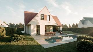 Deze vrijstaande, stijlvolle nieuwbouwvilla is gelegen op een ruim en zonnig perceel van 1.097 m² in een rustige, residentiële villawijk ten zuiden van de Kalvekeetdijk, op fietsafstand van het centrum van Knokke. Met een bewoonbare oppervlakte van ca. 315 m² biedt deze woning een perfecte combinatie van ruimte, comfort en afwerkingsmogelijkheden naar eigen smaak.
Indeling:
U wordt verwelkomd in een inkomhal met gastentoilet. De ruime en lichtrijke leefruimte sluit naadloos aan op het overdekte terras aan de voorzijde, waar u in alle rust kan genieten van de tuin. De open keuken met aansluitende eetkamer vormt het hart van de woning en biedt eveneens directe toegang tot het terras aan de achterzijde. Verder bevindt zich op het gelijkvloers een praktische berging en de garage.
Op de verdieping beschikt de villa over een royale master bedroom met en-suite badkamer, drie zéér ruime slaapkamers en een tweede ruime badkamer. Daarnaast zijn er een aparte wasplaats/berging en een afzonderlijk toilet op de nachthal voorzien.
De woning is uitgerust met een inpandige garage voor twee wagens en biedt bijkomende parkeerplaatsen op het terrein.
Deze prachtige nieuwbouwwoning wordt volledig afgewerkt, met mogelijkheid tot inspraak in indeling en afwerking (exclusief tuinaanleg, schilderwerken, terrassen, oprit en zwembad).
Technieken:
De woning wordt voorzien van domotica, zonnepanelen, warmtepomp, vloerverwarming, ventilatiesysteem D, … kortom alles wat een hedendaagse woning met alle comfort nodig heeft.
Een uitzonderlijk aanbod op een topligging in Knokke.
Bezoek van een gelijkaardige afgewerkte villa is mogelijk.
Wenst u meer informatie of wenst u de mogelijke afwerking te bezichtigen, contacteer ons vrijblijvend