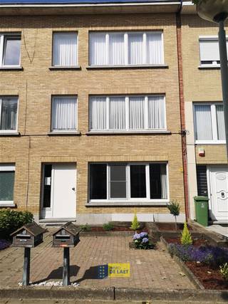 <p><span>Gelijkvloers één-slaapkamer appartement met garagebox gelegen in een rustige woonwijk nabij allerlei winkels en openbaar vervoer. </span></p><p><span>Dit appartement heeft volgende indeling: inkomhal, lichte woonkamer, keuken voorzien van bergkasten, gasvuur, dampkap, oven, koelkast en spoelbak, berging/wasplaats, 1 slaapkamer (ca. 13m²), douchekamer met douche, lavabo en toilet. Bij het appartement hoort ook een garagebox achteraan gelegen. Aan de achterkant van het appartement is er de mogelijkheid om buiten te zitten. </span></p><p><span> </span></p><p><span>Geen vaste kosten.</span></p><p><span> </span></p><p><span>Voor meer info kan u ons contacteren op 03/644.00.88.</span></p>