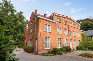 Gelegen in het centrum van ’s-Gravenwezel bevindt zich deze halfopen woning in de oude pastorie Sint-Agnesdal uit de 17 de eeuw, een verborgen...