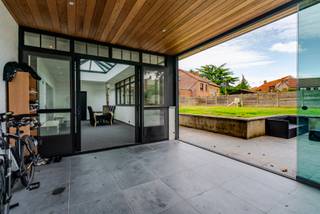 <p>Découvrez cette villa de 1984 magnifiquement rénovée avec soin et située dans un quartier calme, facilement accessible. Grâce aux rénovations récentes – notamment l'installation de <strong>36 panneaux solaires</strong> en 2025 – la maison offre un <strong>excellent score énergétique</strong> et est <strong>exempte d’amiante</strong>.</p>
<p>Le rez-de-chaussée comprend un hall d’entrée spacieux, une première chambre avec dressing et une salle de bains moderne. Le séjour lumineux avec salle à manger est baigné de lumière naturelle grâce à la véranda élégante et s’ouvre sur une <strong>cuisine haut de gamme</strong> – idéale pour les amateurs de confort et de raffinement.</p>
<p>À l’étage, deux grandes chambres supplémentaires offrent de nombreuses possibilités.</p>
<p>À l’extérieur, profitez d’un agréable jardin avec terrasse, ainsi que de <strong>nombreuses places de parking</strong>, dont un garage.</p>