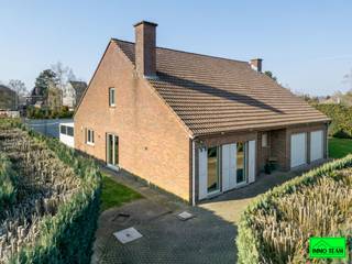 +++ Neerveldlaan 56, Ternat +++<br /><br /><strong>Zeer rustig gelegen </strong>en toch vlak bij het centrum, bevindt zich deze <strong>prachtige ruime villa</strong> te Ternat. Scholen, winkels en openbaar vervoer bevinden zich op wandelafstand met bovendien het op- en afrittencomplex van de E40 (Brussel–Gent) op slechts enkele minuten rijden. De woning, die recent grotendeels in een nieuw jasje werd gestoken, is bijzonder ruim en praktisch ingericht, waarbij alle woonfuncties zich op het <strong>gelijkvloers</strong> bevinden. U wordt verwelkomd in een <strong>ruime inkomhal </strong>met gastentoilet, die toegang biedt tot de <strong>lichtrijke en ruime woonkamer</strong> met eet-en zithoek en de semi-open <strong>volledig geïnstalleerde keuken</strong> (2023). De villa beschikt over drie volwaardige slaapkamers, een dressing en een <strong>recente badkamer</strong> met moderne inloopdouche, dubbele lavabo en tweede toilet. Daarnaast is er een bureau, ideaal voor thuiswerk of hobbyruimte. De <strong>ruime geïsoleerde zolder</strong>, toegankelijk via uittrekbare trap, biedt heel wat extra bergruimte. De <strong>inpandige garage</strong> met automatische poort biedt plaats aan twee wagens met ook heel wat extra bergruimte. Verder is er ook nog een aparte berging met aansluiting wasmachine/droogkast. Tenslotte zorgen de <strong>ruime veranda</strong>, het<strong> overdekte terras</strong> en de <strong>aangename tuin</strong> voor heerlijke momenten van ontspanning in alle privacy. Interesse ? Contacteer ons snel via 0478/059069 of info@immoteam.be en ontdek zelf het comfort en de rust die deze woning te bieden heeft.