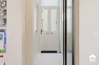 <p><strong>Vastgoedtopper te koop: karaktervolle tot in de puntjes gerenoveerde herenwoning met 4 slpk (5e mogl) in het centrum van Ieper</strong></p>

<p>Deze statige woning combineert authentieke charme met moderne hoogwaardige afwerking. De centrale ligging maakt dagelijkse voorzieningen en openbaar vervoer makkelijk bereikbaar, ideaal voor gezinnen of wie comfortabel wil wonen in een residentiële omgeving.</p>

<p> </p>

<p>Indeling:<br />• Inkomhal met <strong>bergruimte </strong>(ideaal voor <u>fietsen</u>), apart toilet en toegang tot de <strong>droge kelder</strong><br />• Leefruimte met veel natuurlijk lichtinval, ruimte voor zithoek, eethoek en bureau / speelhoek<br />• Volledig uitgeruste keuken met toegang tot de berging<br />• Twee slaapkamers op de eerste verdieping.<br />• Badkamer met inloopdouche, bad en lavabomeubel alsook <strong>ingemaakte kasten</strong> voor wasmachine en droogkast<br />• Tweede verdieping: polyvalente ruimte, 2 slaapkamers en een zolderberging</p>

<p>Troeven:<br /><strong>• Blanco elektrische keuring, asbestveilig én EPC label B (10 zonnepanelen met thuisbatterij)</strong><br />• Centrale ligging in hartje Ieper<br />• Prachtige herenwoning, recentelijk gerenoveerd<br />• Uiterst kwalitatieve materialen en praktische indeling</p>

<p><em><u>Beschikbaarheid: vanaf 01/03/2027 of vroeger in overleg</u></em></p>

<p>Instelprijs €495.000<br />Alle biedingen worden aan de eigenaar overgemaakt. De eigenaar behoudt zich het recht voor om een bod al dan niet te aanvaarden.<br /><br />Neem vandaag nog contact op met je ERA-makelaar voor een bezoek!</p>

<p>JOUW DROOMHUIS. ZO GEVONDEN!</p>