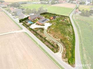 Welkom in deze prachtige, ruime vierkantshoeve in het hart van Hulste, waar rust en luxe samenkomen op een indrukwekkend perceel van 7440 m². Met...