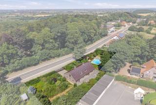 <p><strong>&amp;#127807; TE KOOP: Vrijstaande villa met 4 slpk, garage en ruime tuin in Heuvelland</strong></p>

<p>Midden in het groen, op een bijzondere en private locatie op de Rodeberg in Heuvelland, bevindt zich deze ruime open bebouwing uit 1992. </p>

<h3>&amp;#127969; Indeling</h3>

<p><strong>Gelijkvloers</strong></p>

<ul><li>
	<p>Inkomhal met apart toilet en toegang tot de droge kelder</p>
	</li><li>
	<p>Lichtrijke woonkamer</p>
	</li><li>
	<p>Functionele keuken</p>
	</li><li>
	<p>Gelijkvloerse slaapkamer, bureau of hobbyruimte</p>
	</li><li>
	<p>Badkamer met dubbele lavabo, douche en toilet</p>
	</li><li>
	<p>Grote garage met extra bergruimte</p>
	</li></ul>

<p><strong>Verdieping</strong></p>

<ul><li>
	<p>Drie ruime slaapkamers</p>
	</li></ul>

<h3>✨ Troeven</h3>

<ul><li>
	<p>Idyllische ligging op de Rodeberg in Heuvelland</p>
	</li><li>
	<p>Vier volwaardige slaapkamers (waarvan 1 op het gelijkvloers)</p>
	</li><li>
	<p>Grote garage en droge kelder</p>
	</li><li>
	<p>Twee regenwaterputten van elk 10.000 liter</p>
	</li><li>
	<p>Elektriciteit conform</p>
	</li><li>
	<p>Asbestveilig</p>
	</li><li>
	<p>EPC-label C</p>
	</li></ul>

<h3><strong>Opportuniteit: optionele bijkomende aankoopmogelijkheid</strong></h3>

<p>Er bestaat de mogelijkheid om een aanpalend perceel bouwgrond van 745 m² bij aan te kopen. Op dit perceel mag tot 338 m² bebouwd worden, wat interessante mogelijkheden biedt voor de realisatie van een vakantiewoning, tweede verblijf of toeristische uitbating op deze unieke locatie in Heuvelland.</p>

<p>Een uitzonderlijke opportuniteit voor wie op zoek is naar ruim en rustig wonen op één van de mooiste locaties van Heuvelland.</p>

<p>&amp;#128222; Neem vandaag nog contact op met je ERA-makelaar voor meer informatie of een bezoek.</p>

<p><strong>JOUW DROOMHUIS. ZO GEVONDEN!</strong></p>