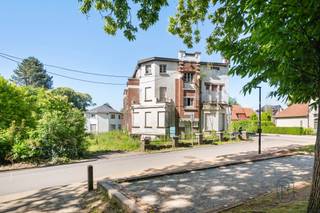 À vendre : propriété unique offrant 600 m² de surface habitable à Mont-de-l’Enclus, bénéficiant d’une vue magnifique et située dans un emplacement de premier choix.

Située au centre de Mont-de-l’Enclus, cette propriété exceptionnelle offre une surface habitable de pas moins de 600 m².
Une opportunité rare dans un emplacement premium, avec de nombreuses possibilités pour ceux qui recherchent de l’espace et du potentiel.

Qu’est-ce qui rend ce bien unique ?
La maison est actuellement à l’état de gros œuvre fermé, ce qui vous laisse la liberté de l’aménager entièrement selon vos goûts, ou éventuellement de la redévelopper en fonction de votre projet.
Cette propriété offre un volume exceptionnel, idéal pour diverses affectations telles qu’une grande maison familiale, un investissement ou un projet de développement (sous réserve d’obtention des permis). Possibilité de créer 6 appartements.

Pour qui est-ce idéal ?
Idéal pour les investisseurs, les promoteurs immobiliers ou les acquéreurs à la recherche d’un bien unique offrant de grands volumes dans un emplacement recherché.

À vendre via Immo Beguin, votre expert immobilier depuis 2009, avec des bureaux à Renaix, Waregem, Courtrai, Deinze, Tournai et Lessines.
Plus d’infos ou visite via info@immobeguin.be
