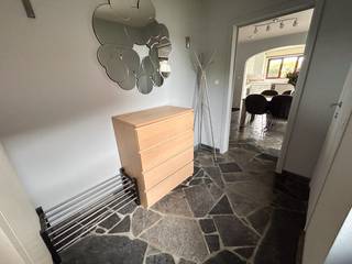 Instapklare energiezuinige woning met 3 ruime slaapkamers gelegen in een rustige straat nabij het centrum van Kermt. Winkels, scholen en andere voorzieningen bevinden zich in de nabije omgeving. Alsook een vlotte verbinding met de autosnelweg, wat ervoor zorgt dat je je snel kan verplaatsen naar omliggende steden.<br /><br />Deze duurzame woning van maar liefst 204m² op een perceel van 6.09are bevindt zich op 8 km van Hasselt. <br />De tuin werd in 2021 volledig opnieuw aangelegd waardoor je in alle rust kan genieten van de laatste avondzon.<br /><br />Kenmerken van de woning: <br />Op de gelijkvloers is er een mooie open ruimte waarbij de keuken in verbinding staat met de eetruimte en de gezellige woonkamer. Langs de keuken is er een praktische wasruimte met spoelbak en grote inbouwkasten.<br /><br />Op de eerste verdieping bevindt zich de bureauruimte, badkamer en eerste slaapkamer met inbouwkast. De badkamer werd in 2009 gerenoveerd, waarbij de badkuip werd voorzien van een whirlpool. <br /><br />Op de bovenste verdieping zijn er twee grote identieke slaapkamers, alsook een inloopdressing. Beide slaapkamers zijn in 2023 voorzien van airconditioning. <br /><br />Als laatste ruimte boven is er een grote zolder die ingericht kan worden als opbergruimte, vierde slaapkamer of hobbykamer.<br /><br />Deze woning beschikt over 20 zonnepanelen en twee thuisbatterijen, die zich situeren in de garage.
