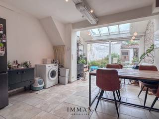 Op een rustige en gegeerde ligging in het historische centrum van Brugge, vlak bij de Vesten, bevindt zich deze charmante en recent gerenoveerde rijwoning. De woning combineert hedendaags wooncomfort met een gezellige uitstraling en geniet van een uitstekende bereikbaarheid, terwijl parkeren in de straat vlot mogelijk is.<br /><br />Bij het betreden van de woning komt u terecht in de inkomhal met gastentoilet. Verder biedt het gelijkvloers een volledig geïnstalleerde open keuken die naadloos aansluit op de eetplaats en de lichtrijke leefruimte. Dankzij het grote schuifraam geniet u hier van een aangename verbinding met de zongerichte stadskoer, waar het heerlijk vertoeven is.<br /><br />Op de eerste verdieping bevinden zich een ruime slaapkamer en een aparte badkamer uitgerust met douche en toilet. De tweede verdieping herbergt een tweede volwaardige en ruime slaapkamer.<br /><br />Dankzij de combinatie van licht, ruimte en een topligging vormt dit een unieke opportuniteit voor wie rustig wil wonen in het hart van Brugge.<br />De woning is beschikbaar vanaf 1 september 2026