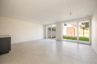 <h3><span>Nieuwbouw appartement met privatieve tuin in Mortsel</span></h3><h3><span> </span></h3><p><span>In een rustige en vlot bereikbare omgeving in Mortsel bevindt zich dit </span><span>energiezuinige nieuwbouwappartement</span><span> gelegen aan </span><span>Oudebaan 1</span><span>.</span></p><p><span>Dit appartement combineert modern wooncomfort met kwalitatieve afwerking en een doordachte indeling.</span></p><p><span> </span></p><p><span>Het appartement beschikt over </span><span>twee volwaardige slaapkamers</span><span> en geniet van een </span><span>privatieve tuin</span><span>, ideaal om in alle rust te ontspannen of gezellig buiten te vertoeven.</span></p><p><span>Dankzij de aanwezigheid van </span><span>vloerverwarming</span><span> en </span><span>zonnepanelen</span><span> woont u hier niet alleen comfortabel, maar ook toekomstgericht en energie-efficiënt.</span></p><p><span>De afwerking gebeurt met </span><span>kwalitatief hoogstaande materialen</span><span>, wat zorgt voor een hedendaagse uitstraling en een duurzame woonkwaliteit.</span></p><p><span> </span></p><p><span>Extra troeven:</span></p><ul><li><span>Hoogwaardige materiaalkeuzes</span></li><li><span>Kleinschalige blok</span><span> zonder lift (zéér lage gemeenschappelijke kosten)</span></li><li><span>Ventilatie D+</span><span> met warmterecuperatie en CO2-sensoren;</span><span> </span></li><li><span>Zonnepanelen</span><span>, afzonderlijk </span><span>per appartement</span><span> op individuele meter (1.755 Wp)</span></li><li><span>BEN </span><span>appartement</span></li><li><span>Gemeenschappelijke kelder </span></li><li><span>Privatieve kelder </span><span>(verplicht bij aan te kopen aan € 14.880 / € 14.240 / € 11.050 / € 9.180 excl. btw)</span></li><li><span>Mogelijkheid tot aankoop van een </span><span>autostaanplaats aan € 27.500 excl. btw</span></li><li><span>Nieuwbouw aankoop onder </span><span>btw-stelsel (21%)</span></li><li><span>Ideaal als eigen woonst of als investering</span></li></ul><p><span> </span></p><p><span>De </span><span>verdeling tussen het grondaandeel en de constructie</span><span> kan u terugvinden op onze website.</span></p><p><span> </span></p><p><span> </span></p><p><span>Gratis schatting van uw eigendom? Aarzel zeker niet ons te contacteren.</span></p><p><span> </span></p>