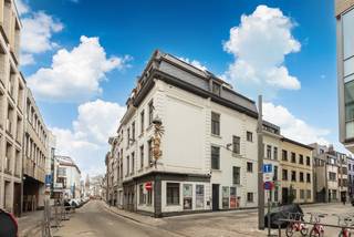 Vergund studentengebouw op een uitstekende AAA locatie, tegenover de AP Hogeschool, in het centrum van Antwerpen. Het pand beschikt over 10 gemeubelde kamers, waarvan 4 studio’s, een fietsenberging, technische ruimte, ruime kelder, aparte keuken en sanitaire voorzieningen zoals 2 aparte douches en 2 toiletten. Elke kamer is voorzien van een eigen wastafel, en sommige kamers hebben een eigen keuken. Het gebouw werd volledig gerenoveerd in 2015, met een renovatie van de kamers 3, 4, 9 en 10 in 2022.<br /><br />Het pand is uitgerust met dubbele beglazing, voldoet volledig aan de brand- en rookdetectievoorschriften, heeft gasverwarming, en biedt internet en wifi. Deze eigendom heeft een groen label gekregen en we beschikken over 10 geldige conformiteitsattesten. Alle kamers zijn momenteel volledig gemeubileerd en verhuurd op basis van een 12-maandencontract.<br /><br />De jaarlijkse huurinkomsten (academie 25/26) voor de kamers bedragen momenteel €64000. Daarnaast zijn er verschillende extra jaarlijkse inkomsten, zoals de verhuur van de gevel voor de plaatsing van publiciteitsborden (€752 per jaar) en voor commerciële muurschilderingen (ongeveer €4.500 per jaar). De huidige netto-opbrengst bedraagt ongeveer €60.000, met potentieel om dit verder te optimaliseren tot ongeveer €65.000.<br /><br />Indeling:
<ul>
	<li>Kelder</li>
	<li>Gelijkvloers: Fietsenberging, douche, toilet, gemeenschappelijke keuken, Kamer 1 (12 m²), Kamer 2 (12 m²)</li>
	<li>1e Verdiep: Kamer 3 (12 m² met mezzanine), Kamer 4 (13 m² met mezzanine), Kamer 5 (14,5 m²)</li>
	<li>2e Verdiep: Kamer 6 (21,5 m²), Kamer 7 (19,7 m²)</li>
	<li>3e Verdiep: Kamer 8 (22 m²), Kamer 9 (14 m²), douche en toilet</li>
	<li>4e Verdiep: 2-persoonskamer (38,77 m²)</li>
</ul>
<br />Meer details, zoals de plattegronden, gedetailleerde huurinkomsten, kosten, EPC en keuringen, kunnen worden verstrekt na contact. U kunt alvast enkele documenten uploaden via onze website.<br /><br />Voor meer informatie kunt u ons een e-mail sturen naar info@wellimmo.net of bellen naar 03 225 00 68.