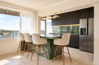 Op de 9de verdieping van een verzorgd residentieel gebouw bevindt zich dit gerenoveerde appartement (105 m² BVO) waar licht, ruimte en comfort centraal staan. Dankzij de hoge ligging geniet u hier elke dag van een indrukwekkend panoramisch uitzicht over de Gentse skyline, terwijl de dubbele terrasoriëntatie zorgt voor zon op elk moment van de dag.De leefruimte baadt in het licht en sluit naadloos aan op de stijlvolle open keuken, die in 2026 volledig werd vernieuwd met hoogwaardige materialen en een eigentijdse afwerking. Het appartement beschikt verder over twee volwaardige slaapkamers, een comfortabele badkamer, een afzonderlijk toilet en een praktische keukenberging. Verder is er nog een privatieve kelderberging.Met terrassen aan beide zijden van het appartement (samen goed voor ca. 15 m²) geniet u zowel van de ochtend- als avondzon en haalt u het buitengevoel volledig naar binnen.Ook op technisch vlak scoort deze eigendom bijzonder sterk. Met een EPC-score van slechts 106 kWh/m²jaar (label B), een energiezuinige warmtepomp, conforme elektriciteit en een asbestveilig attest bent u verzekerd van een toekomstgerichte woonst zonder zorgen.Het appartement is centraal gelegen aan de Martelaarslaan, tussen Gent-Sint-Pieters en het historische stadscentrum. Winkels, horeca, openbaar vervoer en belangrijke invalswegen bevinden zich vlakbij, terwijl u op de 9de verdieping geniet van rust, licht en een uniek uitzicht over de stad.Bestuursmaatregelen in het maatregelenregister: nee