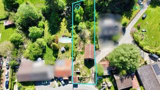 Huldenberg : Dans la vallée de Bertelsheide à Huldenberg, un coin de nature pittoresque dans la vallée de l’IJse, située entre Huldenberg et Loonbeek, We Invest Overijse vous propose un beau terrain à bâtir avec une maison et une grange à rénover d’environ 900 m². Avec une largeur d’environ 15 mètres et une profondeur de près de 60 mètres, ce terrain offre de nombreuses possibilités.La vallée fait partie intégrante du bassin de la Dyle, qui s'étend au sud de Louvain et est incluse dans le Parc National Forêts du Brabant. La zone autour de Bertelsheide et de la vallée de l’IJse est activement gérée afin de préserver et restaurer les habitats naturels. Des actions concrètes sont en cours pour améliorer la qualité structurelle des cours d’eau et lever les obstacles à la migration des poissons, renforçant ainsi l’intégrité écologique de la région.Le terrain est situé en zone d’habitat. Des plans sont déjà disponibles et ont été soumis à la commune pour relier la maison à la grange d’environ 60 m² afin d’en faire une habitation moderne (permis obtenu en 2019).Saisissez votre chance et contactez dès aujourd’hui We Invest Overijse au 02/455.20.35 ou par e-mail à overijse@weinvest.be. Cette annonce est non contractuelle et sous réserve de modifications. Toutes les dimensions sont données à titre indicatif.