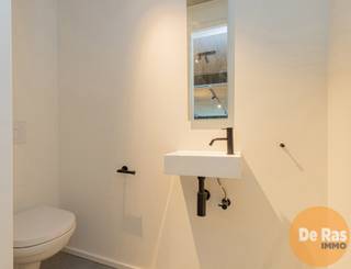 VLIERZELE - Deze recente nieuwbouwwoning combineert een strakke betonarchitectuur met een warme, moderne uitstraling en een bijzonder energiezuinig karakter (E-peil 4). Vooraan de woning bevinden zich een praktische carport en een aparte fietsenberging, wat zorgt voor extra comfort in het dagelijks gebruik.<br /><br />Via de inkomhal met gastentoilet kom je in de open leefruimte, waar de zithoek en keuken mooi in elkaar overlopen. De grote raampartijen zorgen voor veel natuurlijk licht en bieden een aangenaam zicht op de zuidgerichte tuin. Dankzij het geïntegreerde domoticasysteem geniet je bovendien van extra gebruiksgemak.<br /><br />Op de eerste verdieping is er een ruime nachthal die perfect kan dienen als bureau, hobbyruimte of extra zithoek. Verder vind je hier twee volwaardige slaapkamers, een apart toilet en een moderne badkamer.<br /><br />De vaste trap leidt naar de volledig afgewerkte zolderverdieping, die flexibel kan ingericht worden als extra slaapkamer, werkruimte of ontspanningsruimte.<br /><br />Een ideale woning voor wie op zoek is naar hedendaags wooncomfort, energiezuinigheid en een doordachte indeling.<br /><br />Kortom bent u op zoek naar stevige goed onderhouden woning met een ruime bewoonbare oppervlakte, voorzien van 4 slaapkamers, garage en grote tuin met heel wat mogelijkheden, aarzel dan niet en maak snel uw afspraak!! Voor meer info of bezoek 053/60.65.60