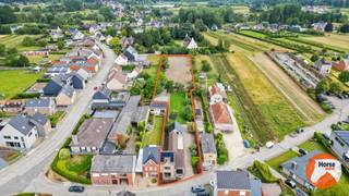 LEDE - Instapklare woning met stallen op 41are<br /><br />Deze instapklare driegevelwoning combineert comfortabel wonen met uitstekende mogelijkheden voor dierenliefhebbers. Op het gelijkvloers bevinden zich een inkomhal, apart toilet, gezellige woonkamer, keuken, wasplaats, badkamer, berging en veranda. De eerste verdieping telt drie slaapkamers, terwijl de zolderverdieping werd ingericht als een ruime vierde slaapkamer.<br /><br />Aansluitend aan de woning vindt u een garage met daarboven een polyvalente ruimte die geniet van een prachtig open uitzicht.<br /><br />Buiten beschikt het eigendom over een mooie, verzorgde tuin, acht stallen en een buitenpiste, alles gelegen op een perceel van 41 are.<br /><br />Troeven:<br />- Instapklare woning<br />- 14 zonnepanelen<br />- EPC B<br />- Laadpaal<br />- 4 slaapkamers<br />- Mooie tuin<br />- Garage met daarboven een polyvalente ruimte<br />- 7 stallen en buitenpiste<br />- Perceel van 41 are<br />- Ideaal voor dierenliefhebbers<br /><br />Een unieke eigendom waar rust, ruimte en passie voor dieren samenkomen. Voor meer informatie of een bezoek, kan u ons steeds contacteren via 053/60.65.66.