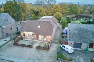 <p>Ben je gedreven en op zoek naar een mooie locatie en nieuwe uitdaging?<br />Wel, dan is dit uitstekende handelspand met woonst, gelegen aan de Luikersteenweg, iets voor jou. Het geheel ligt op een uitgestrekt perceel van 5664m² en heeft een netto bruikbare oppervlakte gelijkvloers van ca 378m².<br />Deze commerciële ruimte biedt een ideale kans voor ondernemers die op zoek zijn naar een plek die zowel werk als wonen combineert.<br />De uitstekende verbinding met de omliggende gemeenten draagt bij aan de vele mogelijkheden die dit handelspand te bieden heeft. <br /><br />De flexibele indeling biedt tal van mogelijkheden, waardoor je het pand geheel naar eigen wens kunt inrichten. De ruimte is geschikt voor diverse bedrijfsactiviteiten, wat het extra aantrekkelijk maakt.</p>
<p>Naast de commerciële voordelen is er ook de mogelijkheid tot woongenot. Dit pand biedt de gelegenheid om boven jouw zaak te wonen, wat praktisch is.<br /><br /><span><u><strong>INDELING</strong></u></span><br /><u>Gelijkvloers</u> : inkom - diverse functionele ruimtes - orangerie - toiletruimtes - mezzanine<br /><u>Verdieping</u> : trap naar verdieping - keuken - zitplaats - badkamer - 3 slaapkamers - nachthal<br /><u>Kelder</u> : kelder met verschillende bergingen<br /><br />Tuin : aangenaam terras omgeven door een aangelegde tuin met vijver waar het heerlijk vertoeven is<br /><br /><strong>Interesse om dit pand te ontdekken ? Maak een afspraak via email (joris@limbo.be) of telefoon (0496/166 339); ik begeleidt je graag verder.</strong><br /><br /> </p>