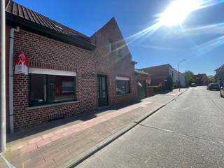 Geluwe: huis met 2 slaapkamers, garage en tuin te koop<br /><br />indeling:<br />Inkom, slaapkamer vooraan, living, slaapkamer achteraan, badkamer, veranda, keuken, kelder, garage, tuin met terras, 2x buiten berging en zolder (3 potentiele slaapkamers mogelijk)<br /><br />troeven:
<ul><li>zeer veel lichtinval</li><li>veel potentieel</li><li>prachtige tuin</li><li>kelder</li><li>garage</li></ul>
<br />renovatieplicht<br /><br /><br /><br /><br />
