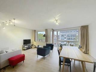 Vous recherchez un appartement duplex prêt à emménager à Bruges ? Cet appartement bien entretenu combine un aménagement de vie agréable avec 3 chambres. Grâce à son emplacement idéal à Lummen, les magasins, les écoles et les transports en commun sont facilement accessibles.<br /><br />Étage +1 :<br />- hall d'entrée<br />- espace de vie lumineux<br />- cuisine équipée<br />- toilettes séparées<br />- terrasse<br /><br />Étage +2<br />- 3 chambres<br />- salle de bain avec baignoire<br /><br />Dans l'ensemble :<br />- Prix de location : 900,00 €/mois<br />- Commission de 70,00 €/mois (parties communes)<br />- Disponible immédiatement<br />- Le garage peut être loué en option <br /><br />L'appartement en duplex est prêt à emménager et offre un cadre de vie confortable avec beaucoup d'espace. La terrasse est un atout supplémentaire et permet de profiter du plein air quand il fait beau. Le garage verrouillable offre également un confort supplémentaire et un espace de rangement pratique.<br /><br />Le moyen le plus rapide pour visiter cette propriété ? Demandez votre visite via le bouton rose de notre site Web (www.dewaele.com) et vous serez contacté par notre expert en location Broes.<br /><br />Les rendez-vous ne peuvent pas être pris par téléphone. Pour toute autre question, vous pouvez nous contacter par téléphone au 050 444 999.