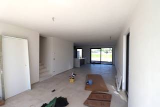 INDELINGGELIJKVLOERSInkomhal met ingemaakte kast, toiletruimte met handenwasser, woonkamer met open keuken en trap naar de bovenverdieping.Keuken met...