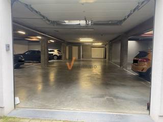 1 OVERDEKTE STAANPLAATS centrum Schoten In een recent gebouw nog 1 auto staanplaats beschikbaar inrit via sectionale poort, te bedienen met...