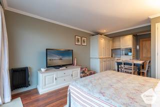 Ontdek deze <strong>ruime studio</strong> op de zeedijk van Blankenberge, ideaal als investering of tweede verblijf aan zee.<br /><br />De studio beschikt over een <strong>aangenaam en ruim terras</strong> waar je in alle rust kan genieten van een open uitzicht over het hinterland, en zelfs tot in Brugge. Binnenin vind je een <strong>praktische keuken</strong> uitgerust met alle basistoestellen, perfect voor dagelijks comfort.<br /><br />De leefruimte biedt voldoende plaats voor een <strong>dubbel bed</strong> en kan slim ingericht worden tot een gezellige en <strong>functionele woonomgeving</strong>. Daarnaast is er een <strong>verzorgde badkamer met douche, toilet en lavabo.</strong><br /><br />Dankzij de <strong>topligging op de zeedijk</strong> en de nabijheid van winkels, horeca en het strand, geniet je hier van wat de kust te bieden heeft.<br />Een ideale opportuniteit voor wie op zoek is naar een slimme investering of een aangenaam tweede verblijf in Blankenberge!