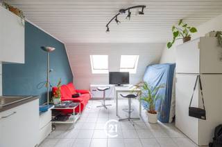 <p>Ce studio, situé dans la Rasphuisstraat, offre une excellente opportunité à la fois comme résidence propre et pour ceux qui recherchent un bien d'investissement intéressant.<br />Cette propriété est en fait actuellement louée.</p><p>Le studio dispose d'un espace de vie avec cuisine et d'une salle de bain avec douche à l'italienne et toilettes.</p><p>L'emplacement est sans aucun doute un atout majeur. Situé à une courte distance du centre de Gand, il est facilement accessible grâce à la proximité des principales voies d'accès et des transports en commun. En outre, les magasins, les restaurants, les établissements d'enseignement et les installations de loisirs sont facilement accessibles.</p><p>En bref, une opportunité idéale pour ceux qui recherchent une maison située au centre ou une propriété avec un potentiel locatif attrayant dans un quartier recherché.</p>