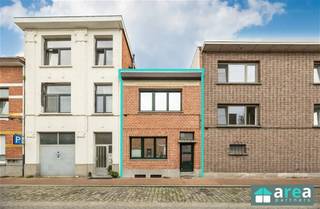 <p><span>Deze charmante en instapklare woning bevindt zich in een rustige straat vlakbij het centrum van Deurne. Het betreft een eengezinswoning met 2 slaapkamers en een koer. De woning is gemakkelijk bereikbaar via het openbaar vervoer. In de nabije omgeving vindt u verschillende winkels, verscheidene scholen alsook dokters. Het Rivierenhof is op wandelafstand gelegen.</span></p><p><span> </span></p><p><span>Grootste troeven:</span></p><p><span>-Centrale locatie</span></p><p><span>-Gunstig EPC (C)!</span></p><p><span>-Geïsoleerd dak + dubbel glas</span></p><p><span>-Conforme elektrische keuring</span></p><p><span>-Verschillende mogelijkheden</span></p><p><span>-Mogelijkheid bijbouwen extra verdieping</span></p><p><span> </span></p><p><span>Indeling:</span></p><p><span>-Kelder: ruime staankelder (15m²), ideaal voor stockage</span></p><p><span>-GLVL: Inkomhal met aansluitend de ruime en lichte living (30m²) die naadloos doorloopt in de geinstalleerde keuken (8m²). Vanuit de keuken is er doorgang naar de gezellige noordwesterichte stadskoer (10m²).</span></p><p><span>-V1: Langs voorzijde treffen we de 1</span><span><sup>ste</sup></span><span> volwaardige slaapkamer (17m²). via de nachthal en tussenkamer (thans in gebruik als dressing) komen we in de 2</span><span><sup>de</sup></span><span> slaapkamer (9m²). Achteraan bevindt zich de vernieuwde badkamer (6m²) met inloopdouche en WC.</span></p><p><span> </span></p><p><span>Voor meer informatie kan u terecht bij Area Partners: INFO@area.be of 03/284.60.60</span></p>