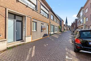 <strong>Volledig gerenoveerd gelijkvloers appartement met privatief terras in het hart van Kruibeke.</strong><br /><br />Op zoek naar een instapklaar appartement waar comfort, ruimte en privacy centraal staan? Dit volledig gerenoveerde gelijkvloerse appartement in de Ambachtstraat 25A in Kruibeke combineert een aangename woonomgeving met een praktische indeling en een uitstekende ligging vlak bij de dorpskern.<br /><br />Bij het binnenkomen ontdek je een ruime en lichtrijke leefruimte met open keuken, waar gezelligheid en functionaliteit hand in hand gaan.<br />Het appartement beschikt over <strong>twee volwaardige slaapkamers</strong>, een badkamer, een ruime berging en een apart toilet.<br />Een absolute troef is het aangename terras, waar <strong>privacy vooropstaat</strong>.<br />Ook de locatie is een grote troef. Je woont op korte afstand van de dorpskern van Kruibeke, met winkels, dagelijkse voorzieningen en horecazaken in de buurt. Zo combineer je rustig wonen met het gemak van alles binnen handbereik.<br />Ook de ruimere omgeving van Kruibeke biedt mogelijkheden om erop uit te trekken. De Polders van Kruibeke zijn een mooie troef voor wie graag wandelt of fietst in een groene omgeving.<br /><br />Op technisch vlak scoort dit appartement zeer goed: het beschikt over een <strong>conforme elektrische keuring, asbestveilig en een gunstige EPC-score</strong>.<br /><br />Wens je meer info of een bezoek ter plaatse? contacteer Peggy: 0478/37.00.82 of peggy@berno.be