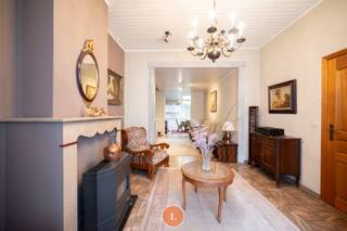 Bij het betreden van de woning kom je terecht in een <strong>inkomhal</strong> die toegang biedt tot de boven verdieping, de <strong>ruime kelder</strong> en de woning.<br /><br />De woning heeft een<strong> ruim woongedeelte</strong> waar <strong>voldoende plaats</strong> is voor een grote eettafel en een comfortabele zithoek met <strong>aansluitend</strong> een <strong>keuken</strong>, de keuken heeft toegang naar de tuin<strong> </strong>maar ook het verdere gedeelte van de woning. De <strong>badkamer</strong> is voorzien van een <strong>bad</strong> en lavabo, er is een <strong>apart toilet</strong>. Verder is er nog een ruimte voorzien voor een <strong>wasplaats</strong> of bijkeuken.<br /><br />Op de boven verdieping zijn er <strong>2 ruime slaapkamers</strong> en een <strong>vaste trap</strong> naar de zolder. De <strong>zolderverdieping</strong> biedt extra ruimte en kan perfect omgevormd worden tot een derde slaapkamer.<br /><br />Er is een <strong>zuidwest</strong> gerichte <strong>tuin</strong> aanwezig van ongeveer 215m².<br /><br />Deze woning biedt de kans om alles naar hedendaagse normen te brengen en naar eigen smaak in te richten.<br /><br /><span><strong>Pluspunten:</strong></span><br />- goede ligging<br />- grote leefruimte<br />- tuin<br /><br />* Laat u zeker niet afschrikken door het EPC en de renovatieplicht. Mits dakisolatie zorgt dit voor een aanzienlijk positief effect! <br /><br />Heeft u interesse in meer informatie of een bezoek aan deze woning? Aarzel niet om contact op te nemen met Kimberly via 0470574605.<br />