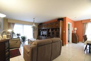 In een rustige straat in het hart van Burcht vind je dit aangename appartement op de eerste verdieping.Dankzij de praktische indeling en het mooie...