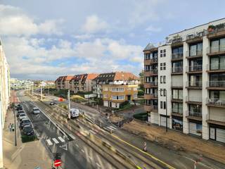 Dit ruime , recentelijk gerenoveerd appartement kan u terugvinden in het hartje van Oostduinkerke - Bad op 50 meter van zee en winkels ...