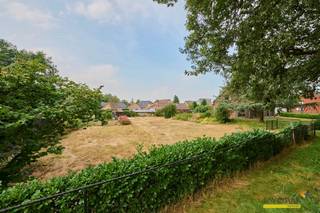 <p><span> </span></p><p><span>Breed perceel van 27,7 meter voor open bebouwing met een oppervlakte van 9aren 82centiaren.</span></p><p><span> </span></p><p><span>Contacteer ons om de bouwvoorschriften te verkrijgen.</span></p><p><span> </span></p><p><span>Bestuursmaatregelen in het maatregelenregister: nee</span></p>