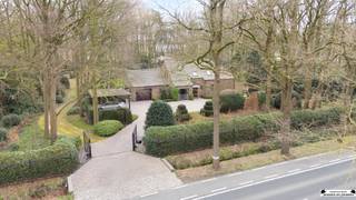 <p><span>Deze ruime villa is gelegen op een centrale locatie en met een perceel oppervlakte van 4.181m². </span></p><p><span> </span></p><h3><span>Inkom en leefruimte</span></h3><p><span>Bij het betreden van de woning komt u in een verzorgde inkomhal met gastentoilet en handenwasser.<br />De lichtrijke leefruimte vormt het hart van de woning, waar grote glaspartijen zorgen voor een aangename lichtinval en een prachtig zicht op de tuin.</span></p><p><span> </span></p><h3><span>Open keuken en praktische ruimtes</span></h3><p><span>Aansluitend bevindt zich de open keuken, volledig uitgerust met kwalitatieve toestellen, waaronder:</span></p><ul><li><span>dubbele spoelbak </span></li><li><span>combi-oven </span></li><li><span>keramische kookplaat van Miele </span></li><li><span>vaatwasser van hetzelfde merk </span></li></ul><p><span>Naast de keuken is er een praktische bergruimte met ingemaakte kasten en extra spoeltafel.</span></p><p><span> </span></p><h3><span>Veranda en verbinding met buiten</span></h3><p><span>Vanuit de leefruimte heeft u directe toegang tot de veranda, waar u het hele jaar door kan genieten van een aangename combinatie van binnen- en buitengevoel.</span></p><p><span> </span></p><h3><span>Garage en parkeergelegenheid</span></h3><p><span>De berging geeft toegang tot de garage met:</span></p><ul><li><span>automatische poort </span></li><li><span>ingemaakte kasten </span></li><li><span>aansluitingen voor wasmachine en droogkast </span></li></ul><p><span>Binnen is er plaats voor één wagen.<br />Daarnaast beschikt de woning over een carport voor twee wagens en een ruime oprit.</span></p><p><span> </span></p><h3><span>Slaapkamer en badkamer op het gelijkvloers</span></h3><p><span>Op het gelijkvloers bevindt zich een extra slaapkamer met ensuite badkamer, uitgerust met:</span></p><ul><li><span>inloopdouche </span></li><li><span>toilet </span></li><li><span>wastafelmeubel </span></li></ul><p><span>Ideaal voor gelijkvloers wonen.</span></p><p><span> </span></p><h3><span>Verdieping met meerdere slaapkamers</span></h3><p><span>Op de eerste verdieping leidt de nachthal met houten vloer naar vier volwaardige slaapkamers.</span></p><ul><li><span>Twee slaapkamers zijn afgewerkt met een novilon vloer </span></li><li><span>Eén van deze kamers biedt toegang tot een tussen- en achterkamer, perfect voor het creëren van een dressing en extra badkamer </span></li><li><span>De overige slaapkamers zijn voorzien van een warme houten vloer </span></li></ul><p><span>De badkamer op deze verdieping beschikt over:</span></p><ul><li><span>douche </span></li><li><span>toilet </span></li><li><span>wastafel </span></li></ul><p><span> </span></p><h3><span>Technische uitrusting</span></h3><p><span>De woning is technisch goed uitgerust met onder meer:</span></p><ul><li><span>alarmsysteem met meldkamer </span></li><li><span>verwarmingsketel van Buderus </span></li><li><span>waterontharder </span></li></ul><p><span>Daarnaast is er een ruime kelder aanwezig, ideaal voor stockage of het inrichten van een wijnkelder.</span></p><p><span> </span></p><h3><span>Tuin en buitenruimte</span></h3><p><span>Het buitengedeelte omvat een ruim terras met zuidoostelijke oriëntatie, waardoor u optimaal geniet van de zon.<br />Zowel de voor- als achtertuin zijn mooi aangelegd, volledig omheind en voorzien van tuinhuizen.</span></p><p><span> </span></p><h3><span>Extra troef: bijkomend perceel</span></h3><p><span>De villa wordt verkocht samen met het naastliggende perceel.<br />Dit perceel omvat twee kadastrale nummers en biedt potentieel voor het creëren van een extra bouwgrond.</span></p><p><span> </span></p><p><span>Interesse? Contacteer ons voor meer informatie of een bezoek ter plaatse.</span></p><p><span> </span></p>