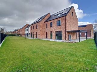 Co Immo verhuurt een NIEUWBOUW woning te TILDONK (Haacht) op circa 3 a 72 ca. STAAT: Deze drie-gevel BEN-woning met een  E-peil van E10 is...