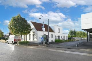 Charmante woning met 3 slaapkamers, een grote inpandige garage en een aangename stadstuin vol in de zon.Deze woning bevindt zich in het dorp van...