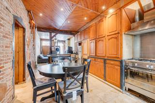<strong>*** TE KOOP *** Edingen</strong> - Charmant karakteristiek huis met twee gevels van ca. 135 m² met 4 slaapkamers en 3 badkamers, ideaal gelegen in Enghien, vlakbij scholen, winkels en openbaar vervoer.<br /><br />Op de begane grond bestaat het huis uit een woonruimte met gashaard en open keuken van ca. 33 m², evenals een wasruimte met toilet.<br /><br />Op de eerste verdieping vindt u een overloop met inbouwkasten, een eerste slaapkamer van ca. 16 m² met een eigen badkamer van ca. 4 m² (bad en wastafelmeubel) en een tweede slaapkamer van ca. 10 m² met een eigen doucheruimte van ca. 6,5 m² (dubbele wastafel, douche en opbergkast).<br /><br />Op de tweede verdieping bevinden zich een slaapkamer van ca. 21 m² en een doucheruimte van ca. 6 m² (toilet, wastafelmeubel en douche).<br /><br />Ten slotte vindt u op de derde verdieping een slaapkamer van ca. 14 m².<br /><br />Het huis beschikt tevens over een kelder van ca. 15 m².<br /><br />Pluspunten: EPC-klasse „B“ (153 kWh/m² per jaar), PVC- en houten kozijnen met dubbele beglazing, Vaillant-condensatieketel op gas, aansluiting op de riolering.<br /><br />Prijs: bod vanaf 195.000 € (onder voorbehoud van goedkeuring door de eigenaars) <br /><br />Neem voor meer informatie en om een bezichtiging in te plannen nu contact met ons op via 02/355.42.20 of 0496/49.81.79 (Sarah) en per e-mail naar sarah.heirman@weinvest.be