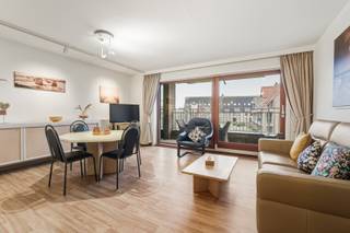 <p><strong>De Panne: Instapklaar 2-slaapkamerappartement met zongericht terras</strong><br /> </p>

<p>In de goed gelegen residentie Duinblik bevindt zich dit instapklare en recent gemoderniseerde appartement op de eerste verdieping. Dankzij de doordachte indeling, het zongerichte terras en de hedendaagse afwerking is dit appartement ideaal als vaste woonst, tweede verblijf of investering.<br /> </p>

<p><strong>Indeling</strong><br />U komt binnen via de inkomhal met vestiaire. De lichtrijke woonkamer sluit naadloos aan op de recent ingerichte, moderne keuken en geeft toegang tot het zongerichte terras. Verder beschikt het appartement over twee volwaardige slaapkamers, een moderne badkamer met inloopdouche en een apart toilet.<br /><br /><strong>Mogelijkheid tot aankoop van een private garage aan €45.000</strong><br /> </p>

<p><strong>Troeven</strong></p>

<ul><li>
	<p>Instapklaar en recent gemoderniseerd</p>
	</li><li>
	<p>Twee volwaardige slaapkamers</p>
	</li><li>
	<p>Zongericht terras (West)<br />	 </p>
	</li></ul>

<p>Meer informatie? Contacteer Frederick via 058/22.41.70.</p>