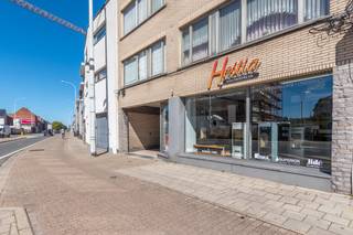 Bent u op zoek naar de perfecte locatie voor uw kantoor of bedrijf? Zoek niet verder! Dit handelsgelijkvloers biedt een uitstekende kans om uw bedrijf te vestigen op een toplocatie met de mogelijkheid tot parkeervoorzieningen.<br />Dit pand biedt een ruime en veelzijdige indeling, waardoor het ideaal is voor verschillende soorten bedrijven en kantoorindelingen. <br />Onmiddellijk beschikbaar!<br />
<div></div>