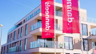 Deze energiezuinige woning met 3 slaapkamers maakt deel uit van Residentie Hugo in het centrum van Ingooigem en kan op korte termijn instapklaar worden afgewerkt. <br /><br />Deze woning telt 2 verdiepingen en heeft o.m. een grote en lichtrijke woonkamer, ingerichte eilandkeuken en badkamer, ruim terras van 35m², én een private tuin.<br />Perfect voor gezinnen met kinderen en voor iedereen die wooncomfort met buitenruimte wil combineren. <br /><br />Voorzien van de nieuwste technieken voor koeling, verwarming en ventilatie. Zonnepanelen inclusief. Aankoop aan 6% btw mogelijk.<br /><br />Er is een ondergrondse parkeerplaats of garage voorzien, net als extra bergingen en een fietsenstalling.<br /><br /> Jij kiest jouw keuken, badkamer &amp; vloeren uit in de toonzalen van onze partners en onze klantenbegeleider staat klaar om alles voor je te regelen.