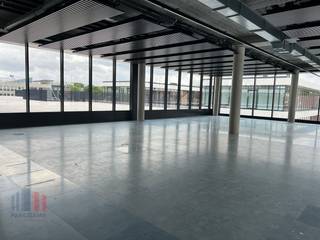 Fenomenaal gelegen nieuwbouw kantoren/polyvalente ruimtes van 902 m² met 309 m² terras te huur op de hoek tussen de A12 en de R0, op slechts 200 m...