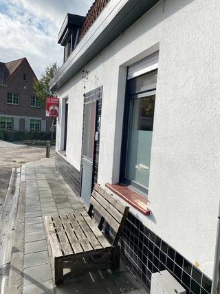 Als je op zoek bent naar een interessante investering in vastgoed, dan vraagt deze rustig gelegen woning zeker uw aandacht! De woning bestaat uit...