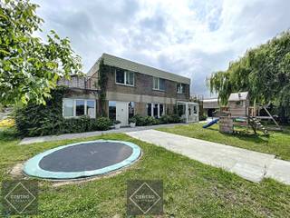 Ruime woning + magazijn (270m2) op KMO-grond te Knokke-Heist!<br /><br /><strong>INDELING:<br /><u>WONING:</u><br /><u><em>Gelijkvloers:</em></u></strong><br />Ruime inkomhal - afzonderlijk gastentoilet - LICHTRIJKE woonkamer - volledig ingerichte keuken (O.a. met keramisch fornuis, dampkap, heteluchtoven, microgolfoven en vaatwasmachine) - 2 bureelruimtes - berging -  volledig aangelegde en omheinde tuin met ruim zonneterras, verwarmd zwembad (30m2) én poolhouse (29m2).<br /><br /><u><em><strong>Eerste verdieping:</strong></em></u><br />Nachthal - badkamer (O.a. met dubbel lavabomeubel, ligbad en douche) - 3 volwaardige slaapkamers - wasplaats - 2 ruime dakterrassen.<br /><br /><u><strong>MAGAZIJN:</strong></u><br />- Brede inrit, afsluitbaar via elektrische poort.<br />- Parkeergelegenheid + extra buitenopslag.<br />- Circa 270 m2.<br />- Eventuele uitbreidingmogelijkheid.<br />- Magazijn momenteel verhuurd (Beschikbaarheid bespreekbaar).<br /><br /><u><strong>Opmerkingen;</strong></u><br />- Grondopp.: 1.401m2.<br />- Bewoonbare opp.: 240m2<br />- Straatbreedte: Circa 43m.<br />- Kwalitatief afgewerkte poolhouse (Massieve eik en rieten dak).<br />- CV op aardgas.<br /><br />Aarzel zeker niet om ons te contacteren voor verdere info en/of een bezoek ter plaatse: 050/70.01.02 - info@centro.be.