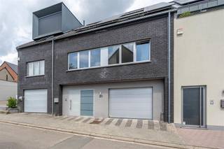 OPTIE : Century21ImmoNero stelt voor: ideaal gelegen in het centrum van Hoeilaart op wandelafstand van winkels, park, scholen, openbaar vervoer, .....biedt deze recente woning uit 2006 verrassend veel ruimte met op straatniveau: ruime inkom van 18m² met vestiairekast, Slaapkamer of buro van 13m² met doucheruimte; Toilet, Grote garage voor 2 auto's + moto's of fietsen 46m². Tuinniveau: Bijzonder mooie living van 50m² met open haard aansluitend aan bureauhoekje van 6m² en ingerichte keuken met eetplaats 20m², welke toegang geeft tot een gezellige stadstuin 90m² met terras ; wasplaats 8.5m². Verdiep: Nachthal, Ouderslaapkamer van 20m², Dressing, 2 kinderkamers 13m² en 12m².; Mooie badkamer met WC, douche en bad; De zolder is afgewerkt tot een extra slaapkamer of speelruimte. voor meer info: www.kerkstraat20.be