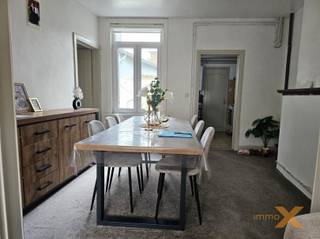 IDEALE STARTERSWONING OF INVESTERING VOOR VERHUUR!!! Deze charmante verder te renoveren dorpswoning (Belzele) bestaat uit: Gelijkvloers: inkomhal/traphal, woonkamer, berging onder trap, keukentje, badkamer, koer, berging/wasplaats. 1e verdieping: 1 grote slaapkamer, dressing of bureauruimte (mogelijkheid om te vormen naar bijkomende slaapkamer met mezzanine), zolderruimte. Dubbel glas, nieuwe centrale verwarming op aardgas, elektriciteit 100% goedgekeurd, woning asbestveilig (geen asbesthoudende materialen gevonden). Woning vrij ten laatste 6 maanden na verlijden akte (mits betaling bezettingsvergoeding). Bezoek enkel mogelijk op afspraak met Immo-X via mail.