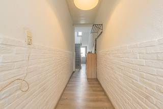 <h1><span>Charmante instapklare woning met 190 m² bewoonbare oppervlakte op toplocatie in Rupelmonde</span></h1><p><span>Op zoek naar een charmante woning met ruimte, comfort én tal van mogelijkheden? Deze instapklare woning, gelegen op een mooie locatie in Rupelmonde, combineert een aangename woonomgeving met een praktische indeling en een interessante uitbreidingspotentie.</span></p><p><span>Op wandelafstand bevinden zich de Markt, gezellige wandel- en fietsroutes en de prachtige omgeving langs de Schelde. Een ideale ligging voor wie houdt van rust, natuur en de nabijheid van het dorpscentrum.</span></p><p><span>Indeling</span></p><p><span>Op het gelijkvloers verwelkomt de inkomhal u in de ruime leefruimte met open, ingerichte keuken. Verder beschikt deze verdieping over een ingerichte badkamer, een aangenaam terras en een tuin waar u in alle rust kunt genieten. Het gemetselde tuinhuis biedt extra bergruimte.</span></p><p><span>Op de eerste verdieping bevinden zich drie slaapkamers, ideaal voor een gezin, een thuiswerkplek of een hobbyruimte.</span></p><p><span>Extra troeven en mogelijkheden</span></p><p><span>De woning beschikt over een bewoonbare oppervlakte van circa </span><span>190 m²</span><span> en is uitgerust met centrale verwarming op aardgas, met een nieuwe condensatieketel.</span></p><p><span>Momenteel heeft de woning een plat dak met roofing. Wie op zoek is naar extra ruimte en toekomstmogelijkheden, kan onderzoeken of een zadeldak kan worden gerealiseerd. Dit biedt potentieel om de woonruimte verder uit te breiden en eventueel bijkomende kamers te creëren, afhankelijk van de technische haalbaarheid en de geldende voorschriften.</span></p><p><span>Ook parkeren vormt hier geen probleem.</span></p><p><span>Een woning met potentieel op een gegeerde locatie!</span></p><p><span>Deze charmante woning is een interessante opportuniteit voor wie comfortabel wil wonen en tegelijk de mogelijkheid wil benutten om de woning naar eigen wensen verder te ontwikkelen.</span></p><p><span>Laat u verrassen door de ruimte, de ligging en de vele mogelijkheden die deze woning te bieden heeft!</span></p><p><span>Interesse? Neem contact op met Immo Twins voor meer informatie of een bezoek ter plaatse via 052/55.55.55 of </span><span><span>info@immotwins.be</span></span><span>.</span><span> </span></p>