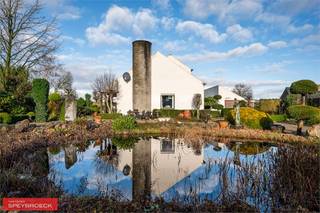 TE KOOP in LIEVEGEM : Zeer goed gelegen woning dicht bij de dorpskern van Zomergem. Winkels, openbaar vervoer en scholen in de onmiddellijke...