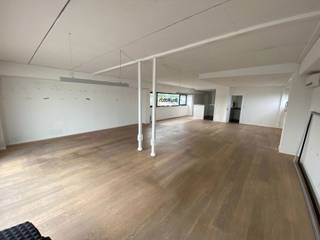 <p><strong>ALGEMEEN</strong><br />Instapklare kantoorruimte van ca. 158 m² te huur op de tweede verdieping van een recent bedrijfsgebouw op het bedrijventerrein Zwaluwbeek - Hogenakkerhoek in Kruibeke. Dankzij de gunstige ligging nabij de E17 geniet het pand van een uitstekende bereikbaarheid.<br /><br /><strong>KENMERKEN</strong></p>
<ul>
<li>Kantoorruimte van ca. 158 m²</li>
<li>Open landschapskantoor met terras</li>
<li>Privatief sanitair</li>
<li>Onmiddellijk beschikbaar</li>
</ul>
<p><strong>FINANCIEEL</strong><br />Huurprijs: 120 euro/m²/jaar excl. kosten<br />Jaarlijkse huurprijs: €18.960/jaar excl. kosten<br />Maandelijkse huurprijs: €1.580/maand excl. kosten<br /><br />Brandverzekering: 1,06 euro/m²/jaar<br />Parkingplaatsen: 400 euro/jaar/plaats</p>