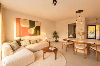 <strong>Uiterst ruime nieuwbouwwoning met 5 slaapkamers en zonnige tuin nabij het centrum van Oudenaarde. </strong><br /><br />Deze ruime nieuwbouwwoning combineert comfort, licht en een uitstekende ligging vlakbij het centrum van Oudenaarde. Met maar liefst 5 volwaardige slaapkamers, 2 badkamers en een bruto oppervlakte van 176,90 m² biedt deze woning alle ruimte voor grote gezinnen, thuiswerk of wie extra leef- en hobbyruimte zoekt.<br />De lichtrijke leefruimte met open keuken vormt het hart van de woning en creëert een aangename, open woonbeleving. Dankzij de praktische indeling geniet je van veel comfort.<br /><br />Ook buiten werd alles tot in de puntjes afgewerkt. De volledig aangelegde tuin beschikt over een ruim terras, gazon, hagen en een praktische tuinberging. Door de gunstige zuidwestgerichte oriëntatie geniet u hier optimaal van zon en natuurlijk licht.<br /><br />De woning bevindt zich op een perceel van 155,51 m² in een rustige en aangename omgeving, op korte afstand van winkels, scholen, openbaar vervoer en ’t Spei in Leupegem.<br /><br />Troeven van deze woning:
<ul>
<li>5 volwaardige slaapkamers</li>
<li>2 badkamers</li>
<li>Bruto oppervlakte van 176,90 m²</li>
<li>Zuidwestgerichte tuin</li>
<li>Rustige ligging nabij centrum Oudenaarde en ’t Spei</li>
</ul>
<strong>Bezoek deze woning:</strong><br />Wil je deze modelwoning bezoeoken, neem dan contact met ons op, we ontvangen je graag voor een vrijblijvende . Plan je bezoek op tonkin.be/opendeur<br /><br />Nog niet meteen wat je zoekt? In Tonkin zijn er <strong>nog enkele laatste gezinswoningen te koop.</strong> Ontdek het aanbod op tonkin.be<br />