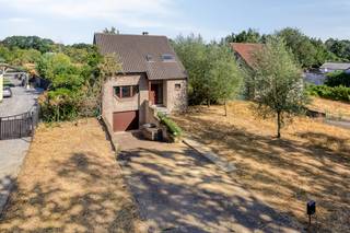 Bent u op zoek naar een woning waar u elke dag kunt genieten van rust, ruimte en een uitzonderlijke groene omgeving? Dan zal deze open bebouwing aan de Dilikensweier 36 in Genk u ongetwijfeld weten te bekoren.<br /><br />Deze charmante woning, gebouwd in 1994, beschikt over een bewoonbare oppervlakte van 161 m² (volgens het EPC) en combineert een doordachte indeling met een unieke ligging. Hier woont u letterlijk tegenover het prachtige natuurgebied De Maten, één van de mooiste natuurgebieden van Limburg, terwijl ook Domein Bokrijk zich op wandelafstand bevindt.<br /><br />Binnenin wordt u verwelkomd in een lichtrijke leefruimte die een aangename sfeer uitstraalt en uitkijkt op de tuin. De praktische indeling maakt van deze woning een ideale thuis voor gezinnen en koppels. Verder beschikt de woning over drie volwaardige slaapkamers en één badkamer, waardoor u over alle comfort beschikt om jarenlang zorgeloos te wonen.<br /><br />De absolute blikvanger is het indrukwekkende perceel van maar liefst 28a 58ca. Een zeldzame troef die deze eigendom bijzonder aantrekkelijk maakt voor paardenliefhebbers en iedereen die op zoek is naar een woning met uitzonderlijk veel buitenruimte, privacy en mogelijkheden om het terrein volledig naar eigen wens in te richten.. <br /><br />Ook aan praktische ruimte is er geen gebrek. De woning is volledig onderkelderd en beschikt over een ondergrondse garage, waardoor u geniet van een zee aan opslagruimte, plaats voor meerdere fietsen, hobby's of een extra werkruimte.<br /><br />De ligging maakt het plaatje compleet. Hier woont u in een rustige, residentiële straat midden in het groen, met talloze wandel-, fiets- en recreatiemogelijkheden letterlijk om de hoek. Tegelijkertijd bereikt u dankzij de vlotte verbindingen zowel het centrum van Genk als Hasselt in slechts enkele minuten. Scholen, winkels, horeca en openbaar vervoer bevinden zich eveneens in de nabije omgeving.<br /><br />Kortom, deze woning biedt een unieke combinatie van ruimte, comfort, natuur en een uitstekende ligging. Een buitenkans voor wie op zoek is naar een thuis waar elke dag aanvoelt als wonen in het groen.<br /><br />Interesse? Neem vandaag nog contact met ons op en ontdek zelf de troeven van deze prachtige eigendom tijdens een bezichtiging.<br /><br />Bestuursmaatregelen in het maatregelenregister: nee<br /><br />Deze AI-visualisaties zijn bedoeld als inspiratie. Er werd geen rekening gehouden met technische specificaties, stedenbouwkundige voorschriften of de concrete mogelijkheden tot realisatie.